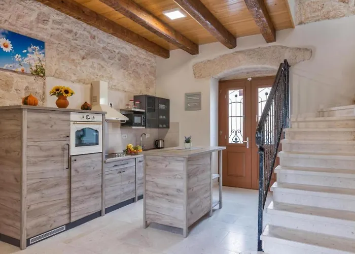 Villa Genesis - Stadtvilla Marcana Istrien - Mit Privatem, Beheizbaren Infinity Pool Und Olivengarten
