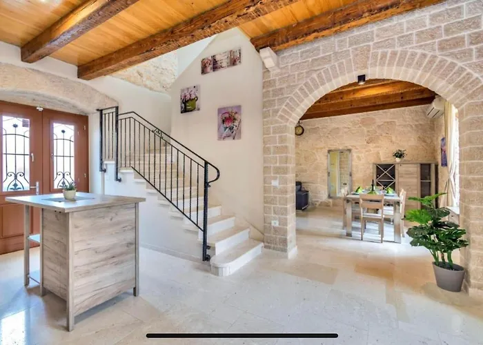 Villa Genesis - Stadtvilla Marcana Istrien - Mit Privatem, Beheizbaren Infinity Pool Und Olivengarten